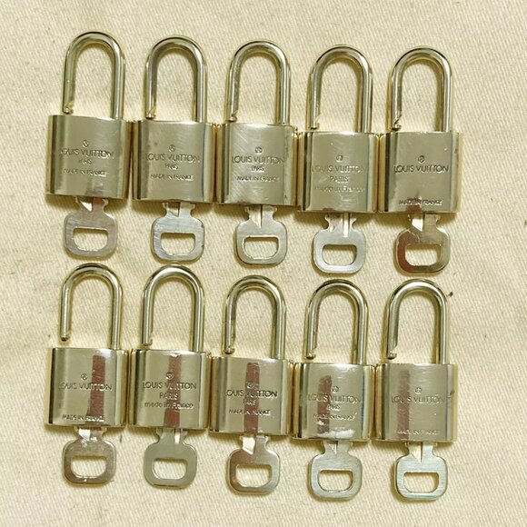LOUIS VUITTON LV 10 SET PADLOCK KEY CHARM CADENA GOLD-PLATED FRANCE 37PDA161 - Picture 1 of 4